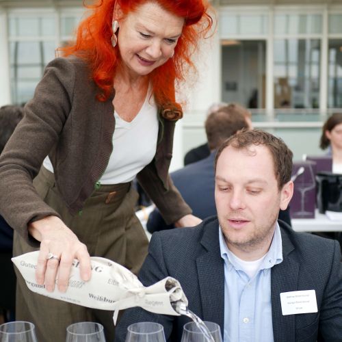 Susanne Platzer am Wein ausschenken 