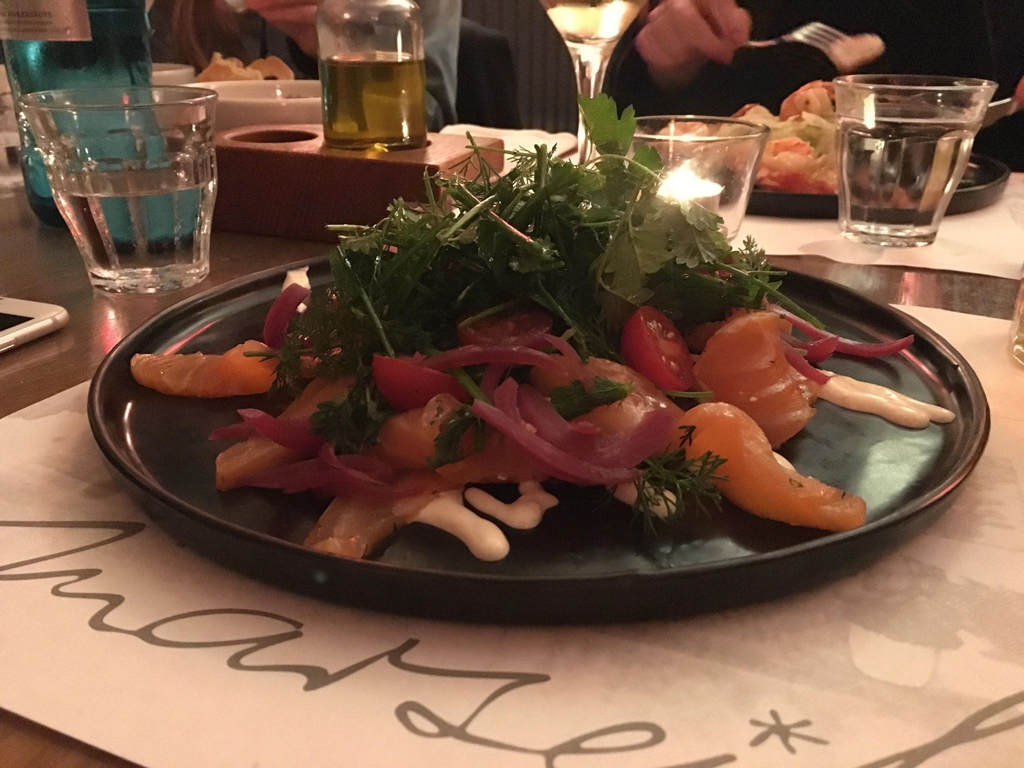 Frischer Lachs im Restaurant Marseille