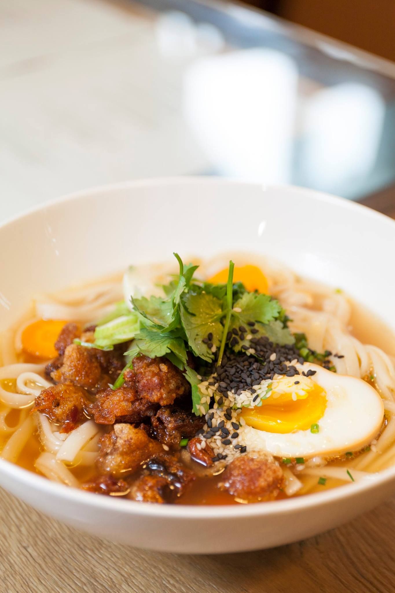 Leckere Suppe mit Nudeln und Ei